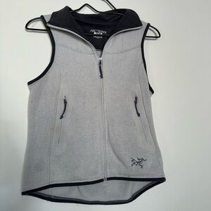 Arc’teryx light grey fleece vest Women’s XS